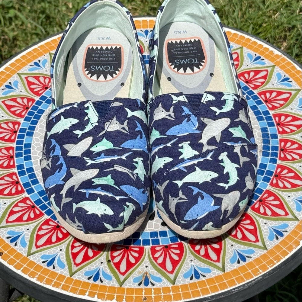 TOMS - Women’s 8.5 Shark Print Slip-On Shoes - Blue